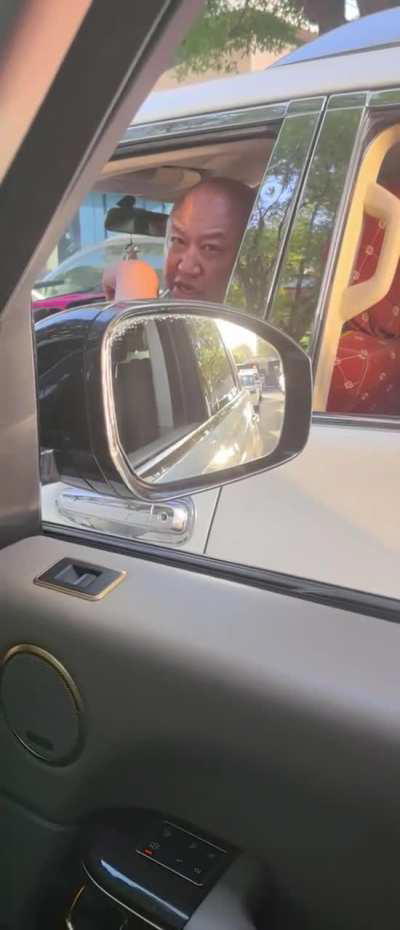 让你先走你不走，非要激化矛盾，结果吐口唾沫不吱声了