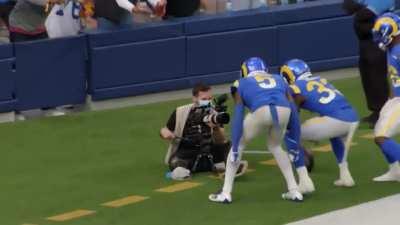 [Highlight] Lions cameraman begrudgingly records Rams celebrating in front of him