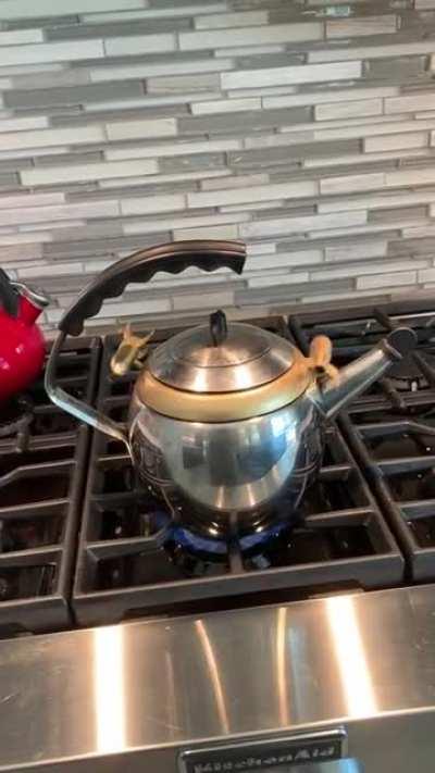 Ракеты на чайнике вращаются из-за пара при кипении воды