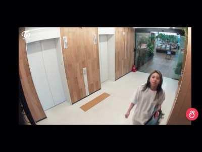 200717 - Chaeyoung greets the cctv