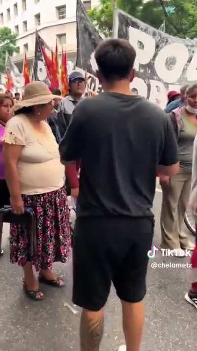 De dónde sale la guita para pagarle a esta gente que va a un lugar sin tener la menor idea ?