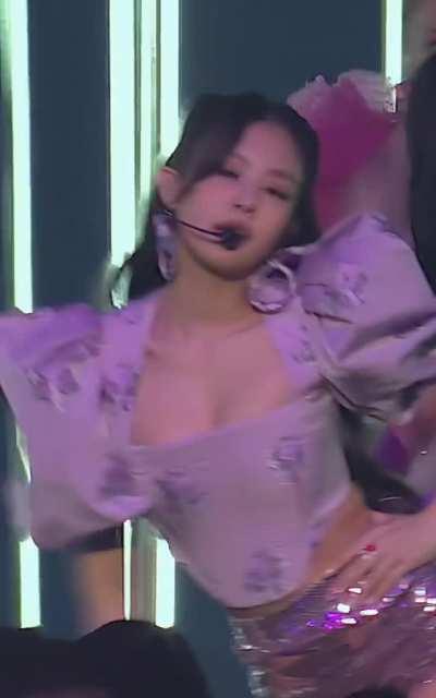 Jennie's boobs bouncing