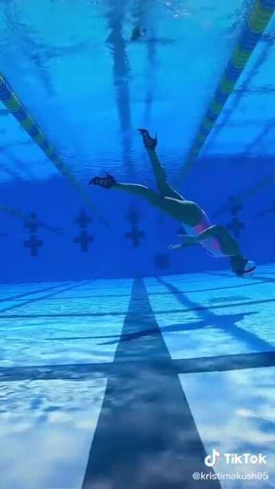 The control this synchronized swimmer has is incredible.