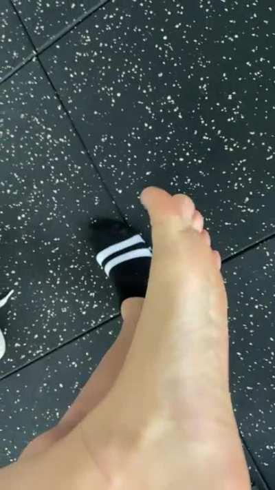Freeing my smelly moist feet after a gym sesh ❤️ (had to rush so the other gym goers wouldn’t catch me😳)