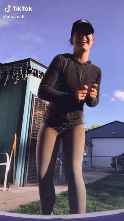 She shakes it like an earthquake