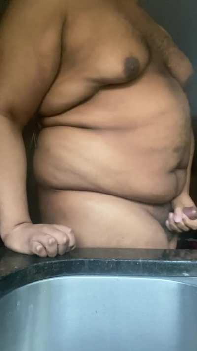 Jerking it in the kitchen😋