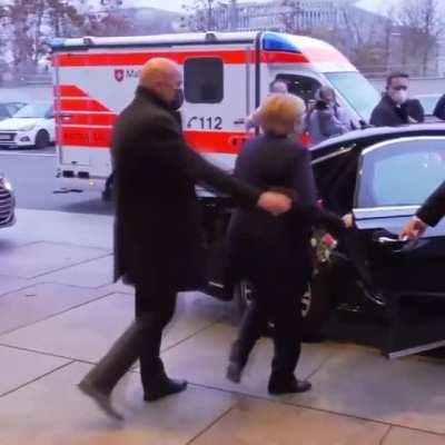 Machtübergabe mit Originalton (Jemand musste es machen)