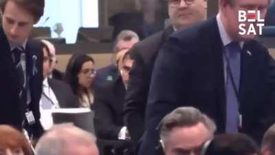 ну и чего ботоксный чмоня добился? Весь мир боится? Весь мир трепещит? Весь мир признал мощь и величие? Это только начало.