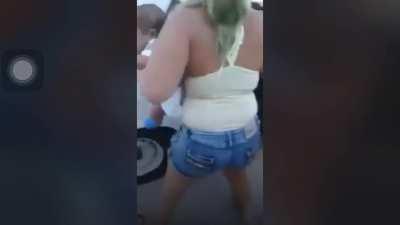 Amo este sub y estoy muy agradesido de todo el apoyo que le están dando a mi gente de Cuba. Por favor compartan el video para que vean lo que los perros comunistas le están haciendo al pueblo. Arrestando una madre con un bebé de brazos. Abajo el comunismo