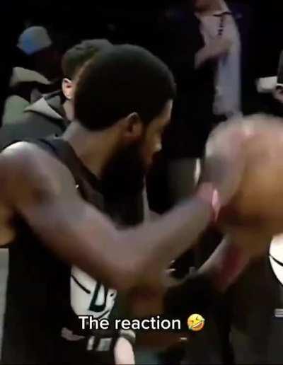 [Highlight] Ben Simmons' brick hits Kyrie's face.