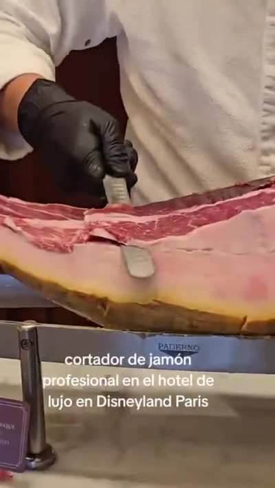 Cortador de jamón profesional en el hotel de lujo de Disneyland Paris.