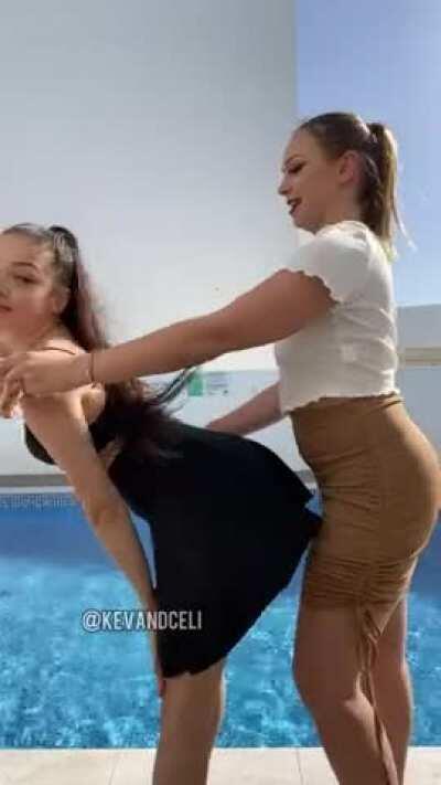 Volunteers for threesome? 😜