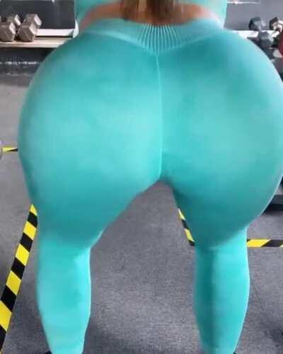 Imaginen unos sentones en la verga de esta perrita @dezii_g