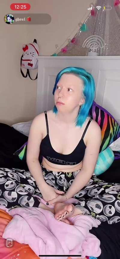 I wanna suck her toes in the worst way