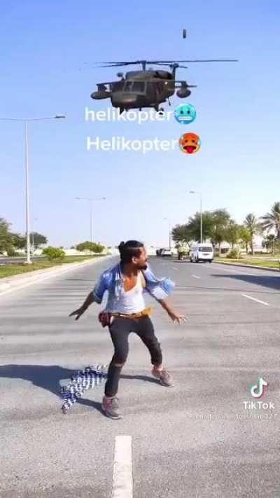 Absolute king destroys a hostile helikopter 😎😎😎😎