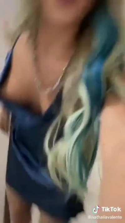 Nathalia Valente, pagando peitin