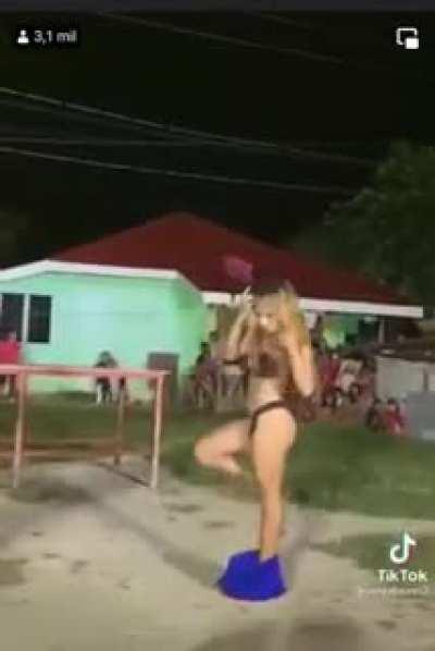 Festa estranha com gente esquisita... Bem vindos ao interior do Brasil!