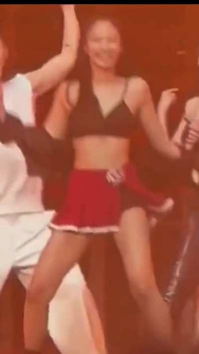 Yes jennie shake those melons 😋🍈 🍈