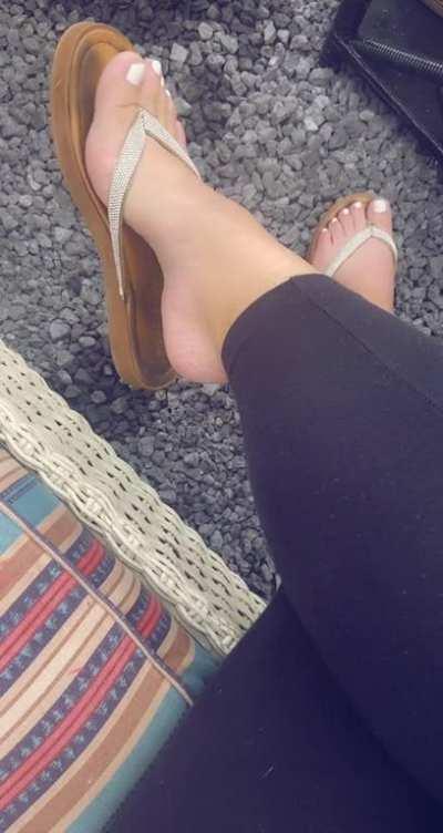 Cute size 7 arches in flip flopsss