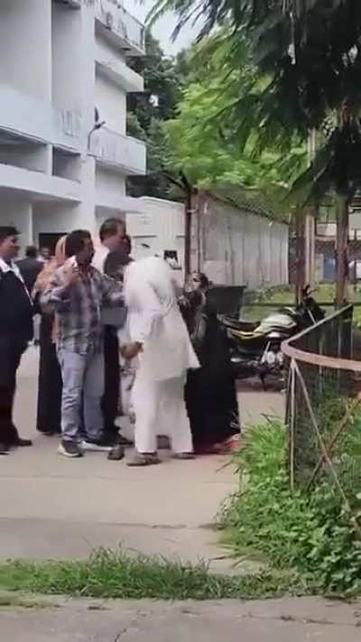 Enjoy the commentary 😁 Out side the marriage/divorce court