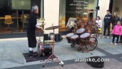 Can we please give it up for this amazing juggler? What a skill! And with percussion too, wow! We could watch this all day! Video via Fuman Musicoloco, shot in Zaragoza, Spain (we often like to share beautiful musical clips outside of West Africa.)