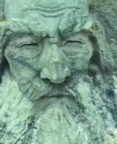 Это самая большая наскальная резьба в Китае. Работа по ее изготовлению длилась более 5 лет. Высота каменной статуй Фу-си составляет 70,5 метров, а длина — более 230 метров. Размер отдельных частей тела тоже поражает. К примеру, длина носа 18м, в одной ноз