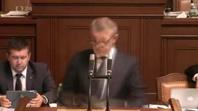 Je ZASE vožralej, zloděj zlodějský