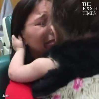 Precious moment a blind daughter can see for the first time after eye surgeries