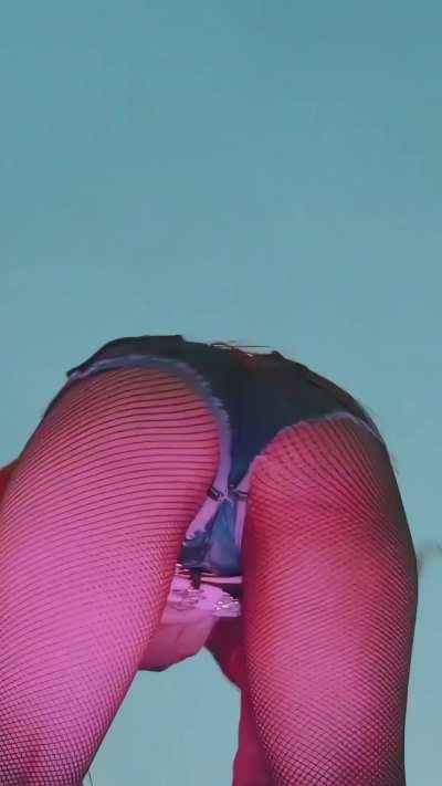 twerking from under view