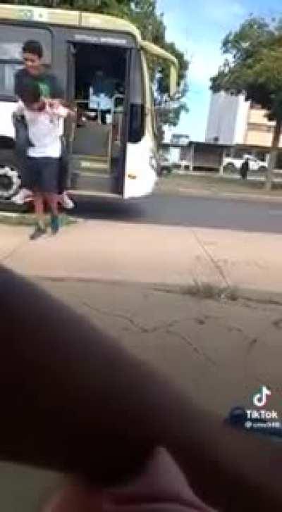 O motorista ainda correu pro lado errado