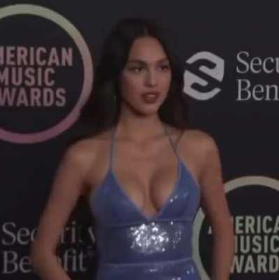 Olivia rodrigo cleavage