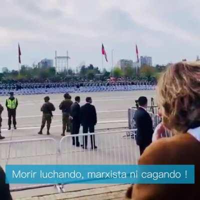 “Morir luchando, marxista ni cagando” gritan los asistentes a la Parada Militar 2022, encabezada por el Presidente Gabriel Boric