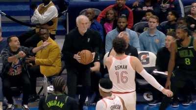 [Highlight] Gregg Popovich teases the jumpshot to the crowds amusement