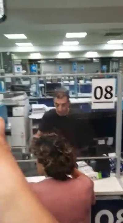 Maltrato en ANSES a una persona que no sabe escribir.