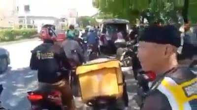 Campaigners (without face masks!) for Sara Duterte giving free food and merch at C5. Watch until the end for a happy surprise.