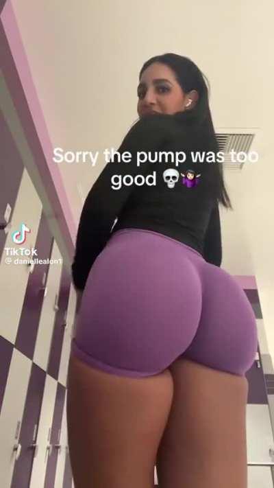 WOW! This PAWG has a thick dumptruck 🤤🍑