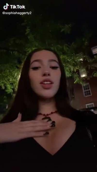 She’s so fucking hot 🤤