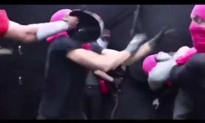 UFC fans: “He’d be dead if this was da cold streets 😡” Guy with frying pan: