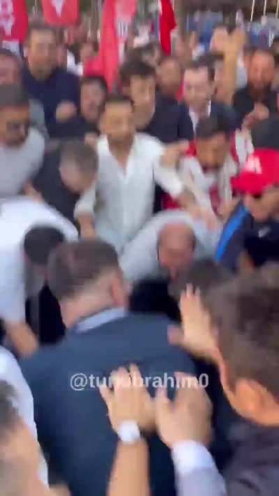 CHP'nin Tandoğan Mitingine Yapılan Müdahalede Bir Polis Yere Yatırıldı. Gözaltı var.