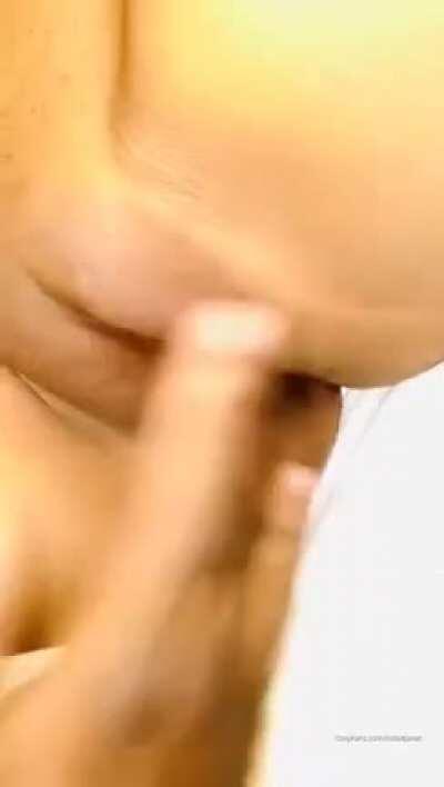 I’ve never seen anybody suck at fingering so bad lmao