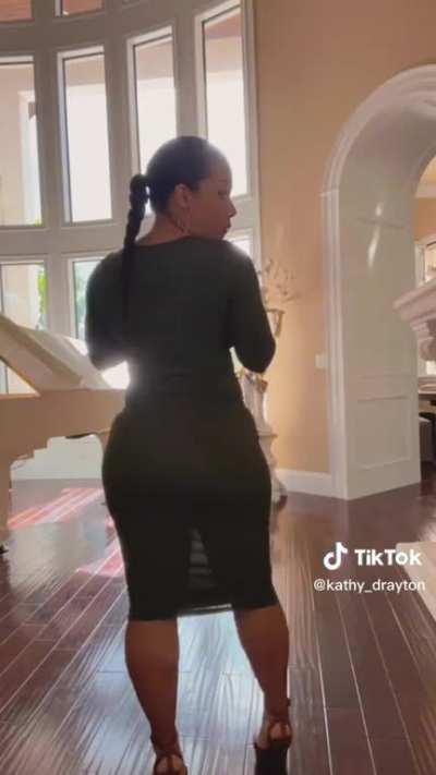 Kathy Drayton (5’2?) She wears a dress perfectly.