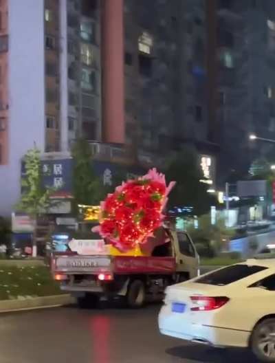 网友昨晚实拍，你这是过七夕啊还是烧“头七”啊，好像“大花圈”呢