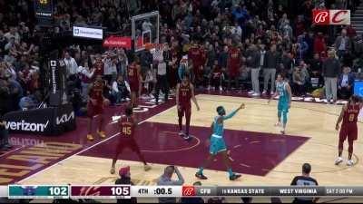 [Highlight] Rozier hits the corner 3 to send it to overtime despite the Hornets being down by 10 with 45 seconds remaining