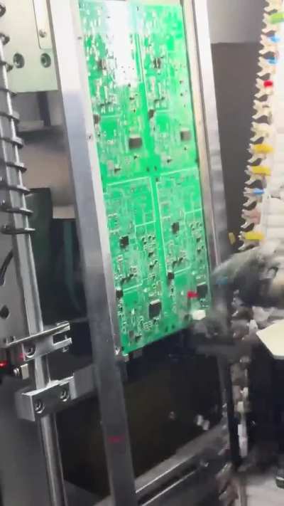 AJA la fabrication de PCB (Printed Circuit Board) : Assemblage automatisé de circuits imprimés.