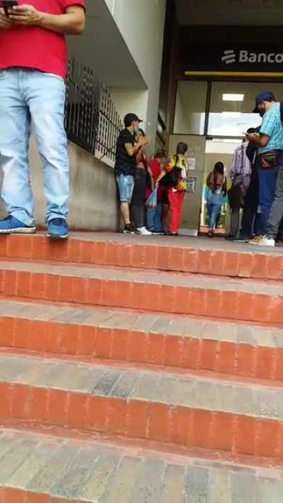 no es la gran cosa en vivo y en directo angiecos es una gordita que mantiene al novio mariguano y esta cobrando la plata que le dejan algunos estúpidos jajaja