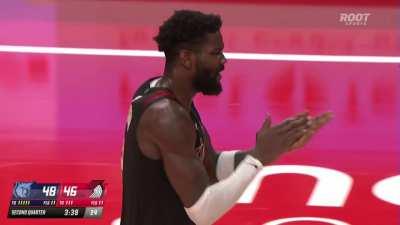 [Highlight] Sharpe takes the hit and makes the and-1 falling over