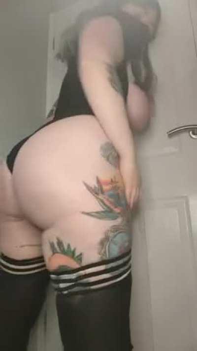 I just want a bf who likes curvy tattooed girls 😞