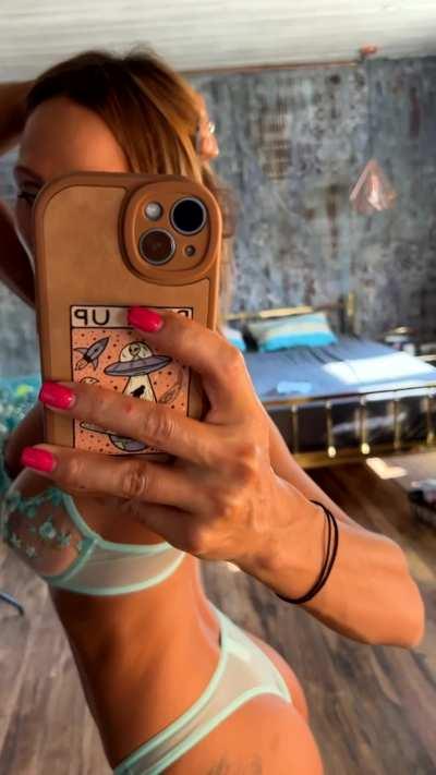 I look so cute & innocent in the face, but I'm such a clingy for older guys 😌