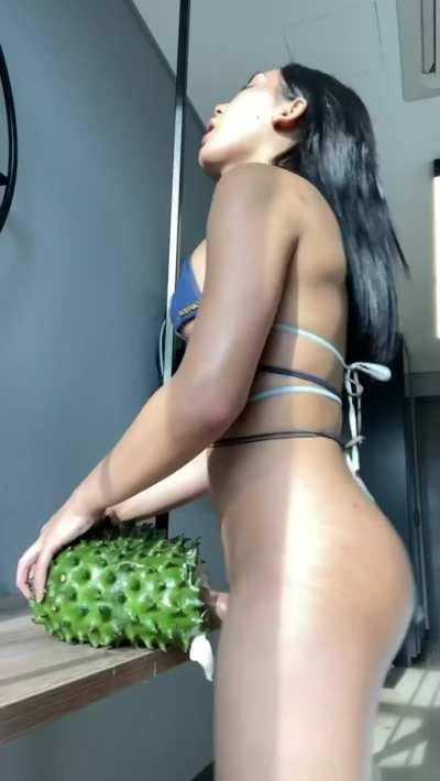 Serjarabbit from Chaturbate fucks a fruit