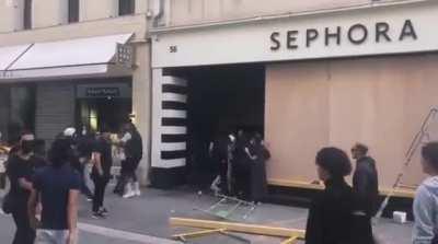 France is Looking Like A 3rd World Country Right Now. They Are Now Looting A Sephora ð¨ð¨ð¨